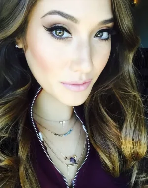 eva lovia 17