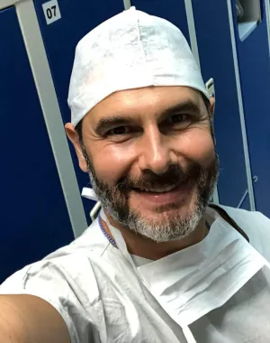 How to recognize a scammer by profile photo Dr. Fernando Gomes 2
