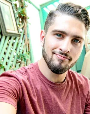 How to recognize a scammer by profile photo Simon Harrison 1