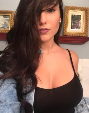 Angie Varona 25