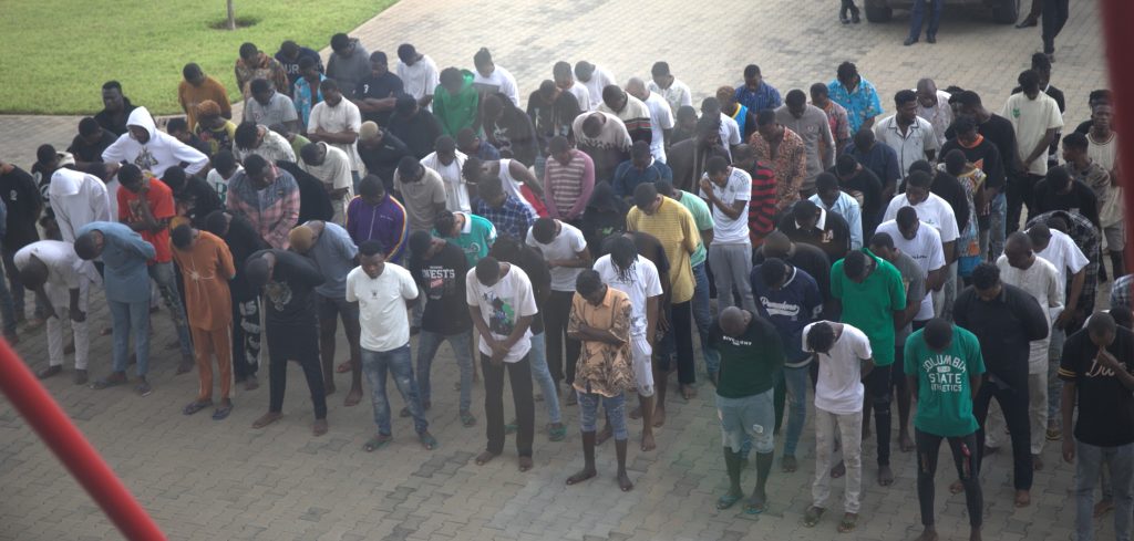 EFCC Arrests 140 ‘Yahoo Boys’ In Ikorodu