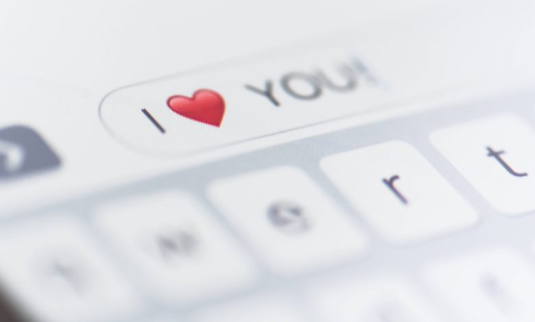 i-love-you-message-on-mobile-phone